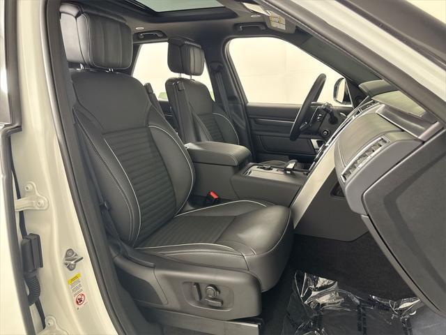 Photo of 2024 Fuji White Land Rover Discovery