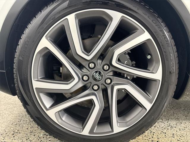Photo of 2024 Fuji White Land Rover Discovery