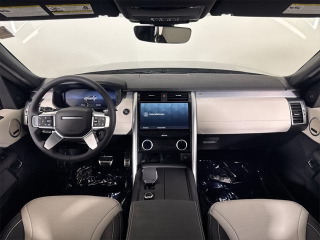 Photo of 2024 Santorini Black Metallic Land Rover Discovery