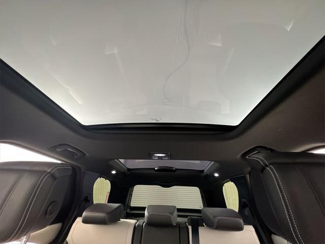 Photo of 2024 Santorini Black Metallic Land Rover Discovery