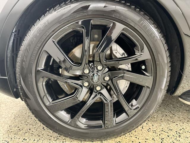 Photo of 2024 Santorini Black Metallic Land Rover Discovery