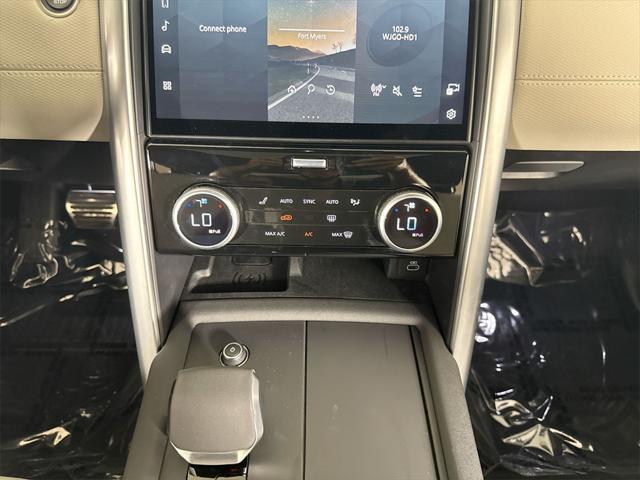 Photo of 2024 Santorini Black Metallic Land Rover Discovery