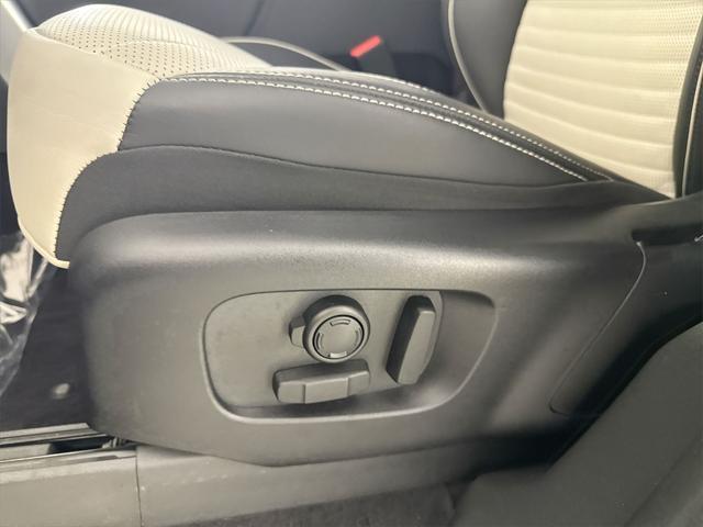 Photo of 2024 Santorini Black Metallic Land Rover Discovery