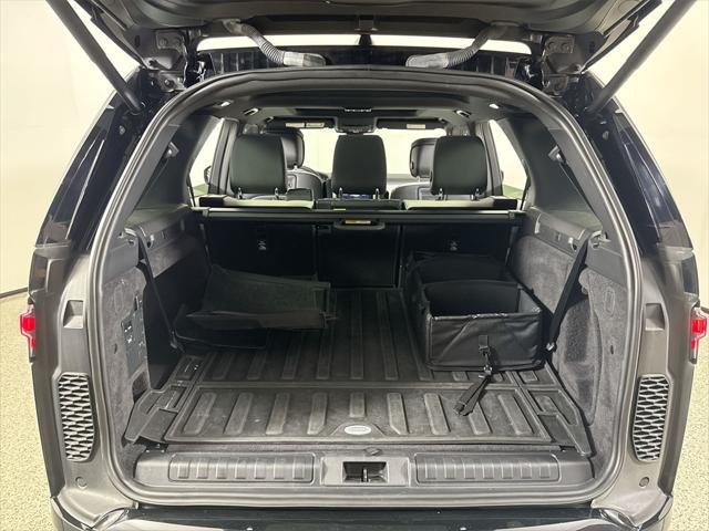 Photo of 2024 Santorini Black Metallic Land Rover Discovery