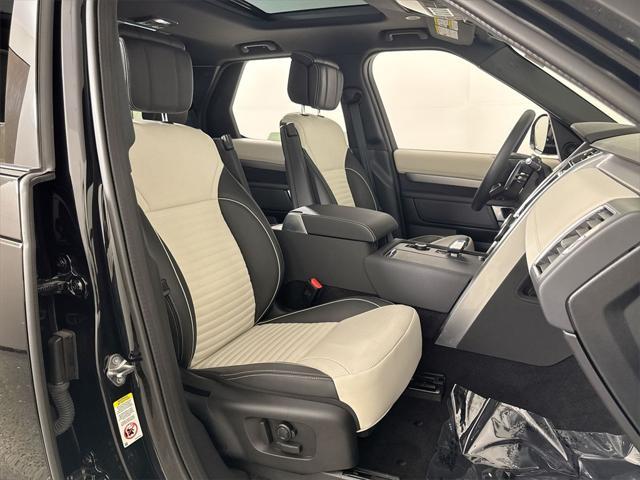 Photo of 2024 Santorini Black Metallic Land Rover Discovery