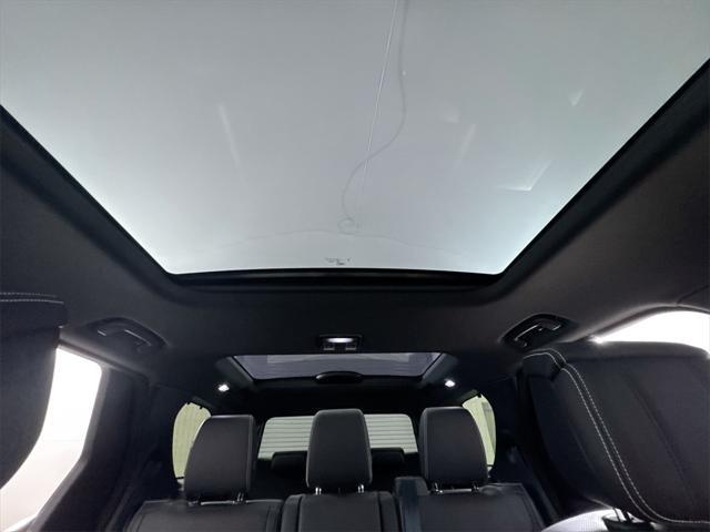 Photo of 2024 Varesine Blue Metallic Land Rover Discovery