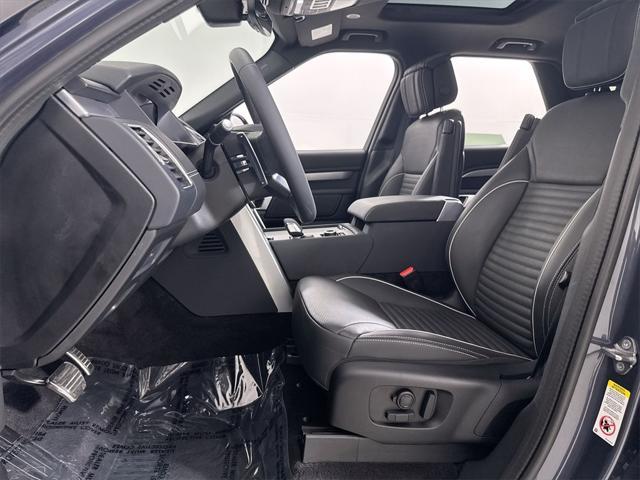 Photo of 2024 Varesine Blue Metallic Land Rover Discovery