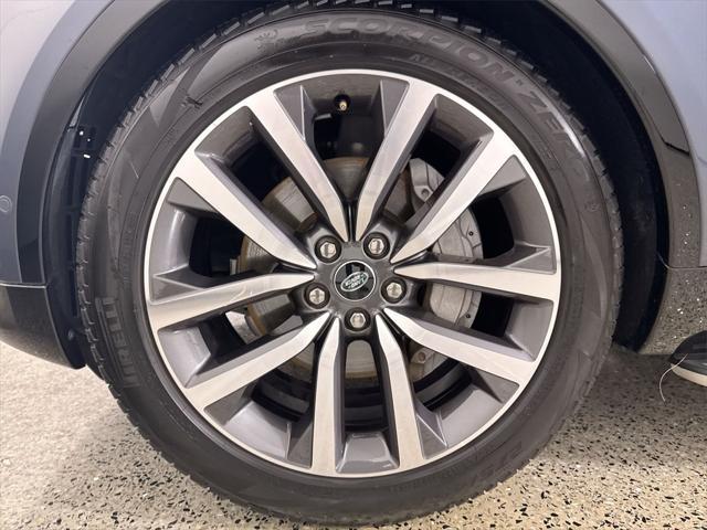Photo of 2024 Varesine Blue Metallic Land Rover Discovery