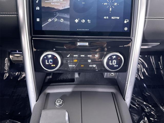 Photo of 2024 Varesine Blue Metallic Land Rover Discovery