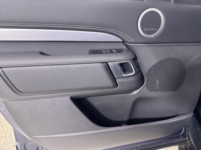 Photo of 2024 Varesine Blue Metallic Land Rover Discovery