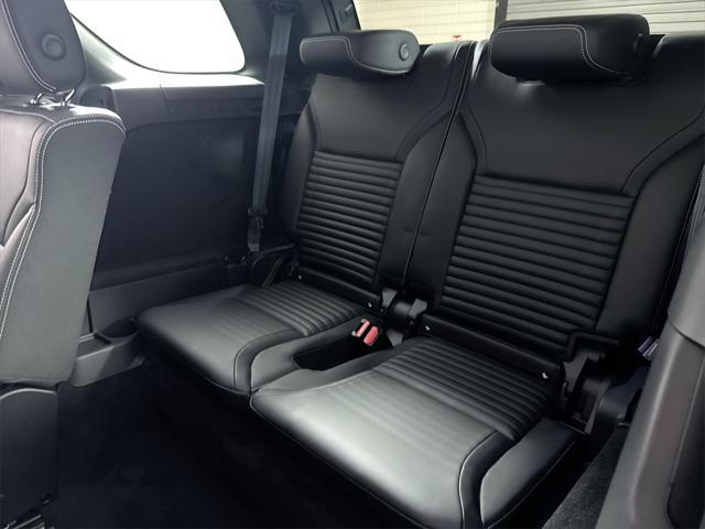 Photo of 2024 Varesine Blue Metallic Land Rover Discovery