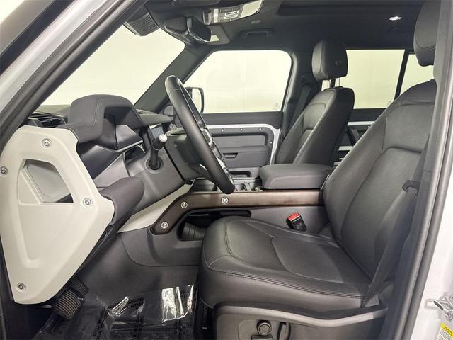 Photo of 2023 YULONG WHT MET Land Rover Defender