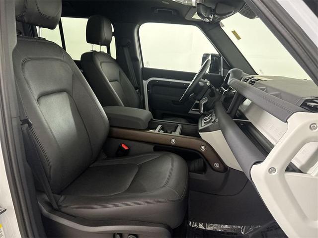 Photo of 2023 YULONG WHT MET Land Rover Defender