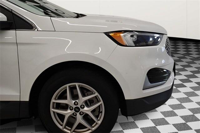 Photo of 2023 Oxford White Ford Edge