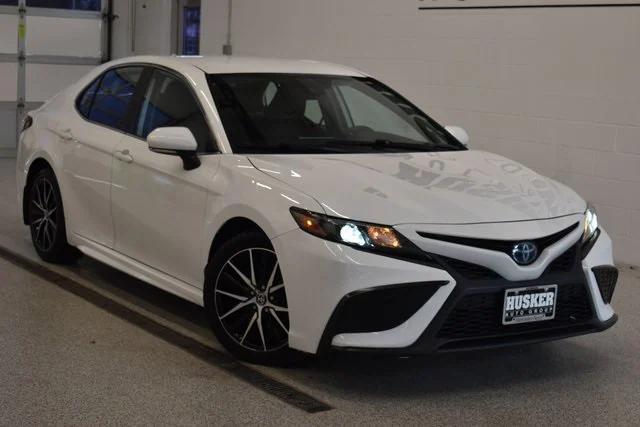 Photo of 2022 White Toyota Camry