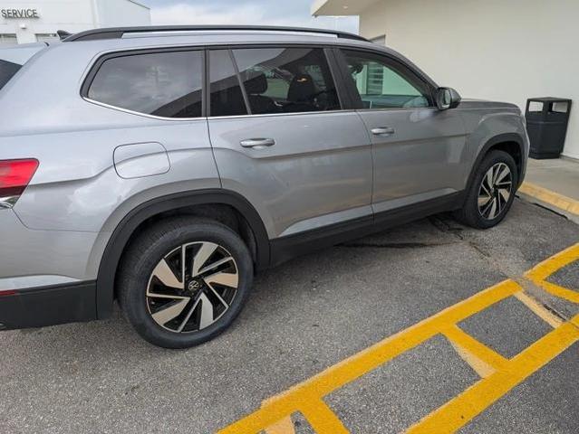Photo of 2024 Silver Mist Volkswagen Atlas