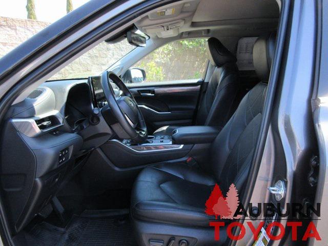 Photo of 2023 Magnetic Gray Metallic Toyota Highlander Hybrid