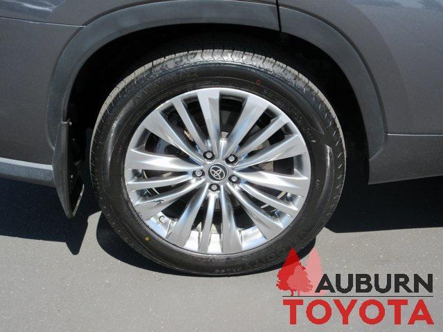 Photo of 2023 Magnetic Gray Metallic Toyota Highlander Hybrid