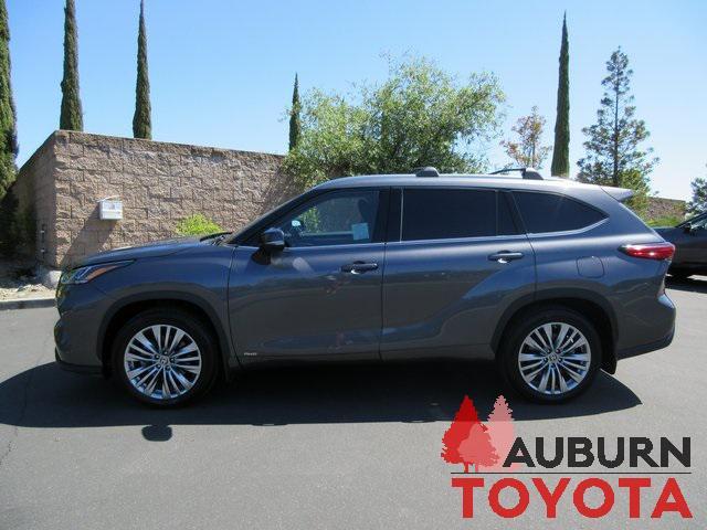 Photo of 2023 Magnetic Gray Metallic Toyota Highlander Hybrid