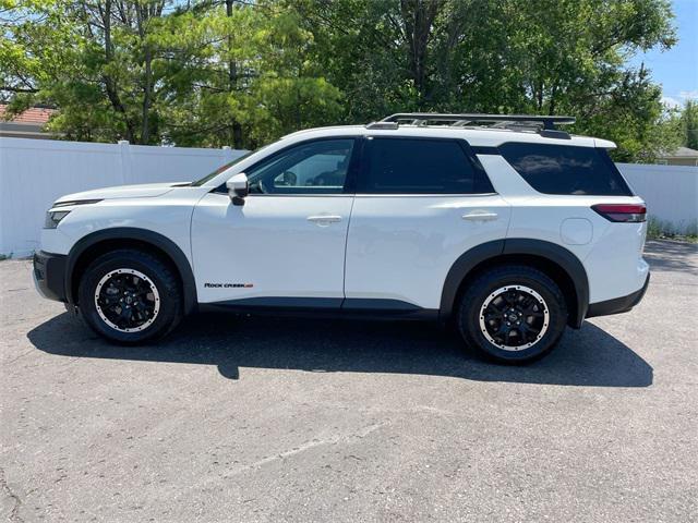 Photo of 2024 Glacier White Nissan Pathfinder