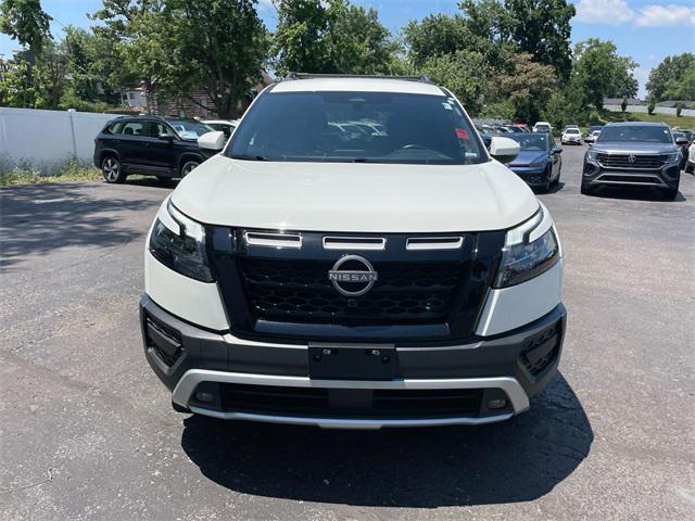 Photo of 2024 Glacier White Nissan Pathfinder