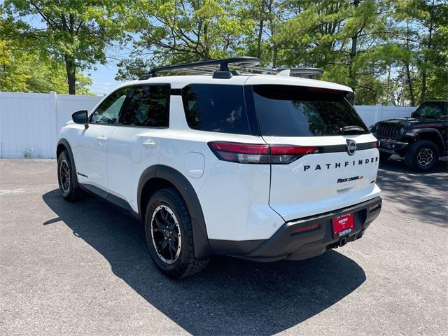 Photo of 2024 Glacier White Nissan Pathfinder