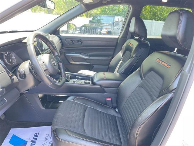 Photo of 2024 Glacier White Nissan Pathfinder