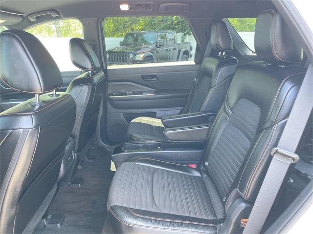 Photo of 2024 Glacier White Nissan Pathfinder