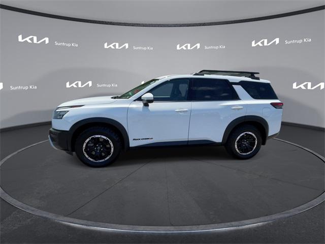 Photo of 2024 Glacier White Nissan Pathfinder