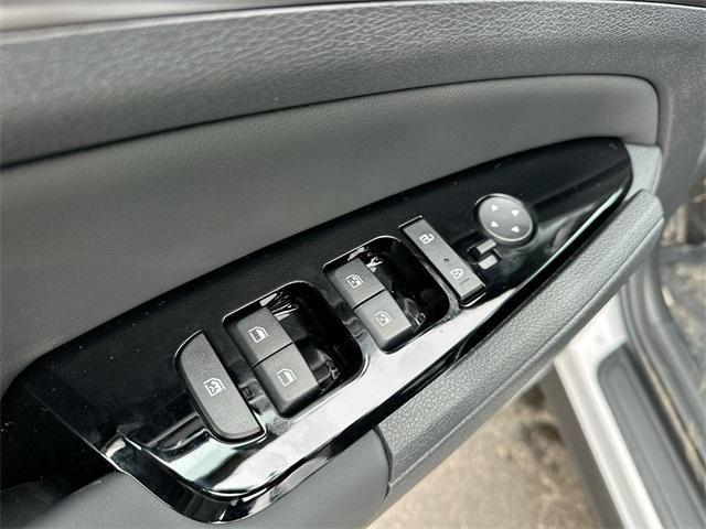 Photo of 2025 Glacial White Pearl Kia Sportage