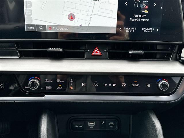 Photo of 2025 Glacial White Pearl Kia Sportage