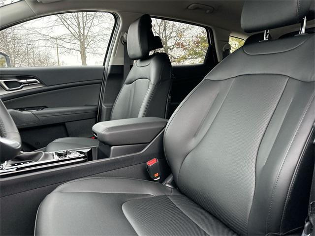 Photo of 2025 Glacial White Pearl Kia Sportage