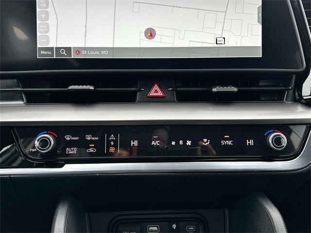 Photo of 2025 Glacial White Pearl Kia Sportage