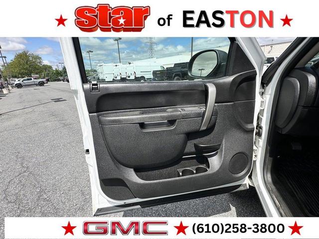 Photo of 2013 White GMC Sierra 2500