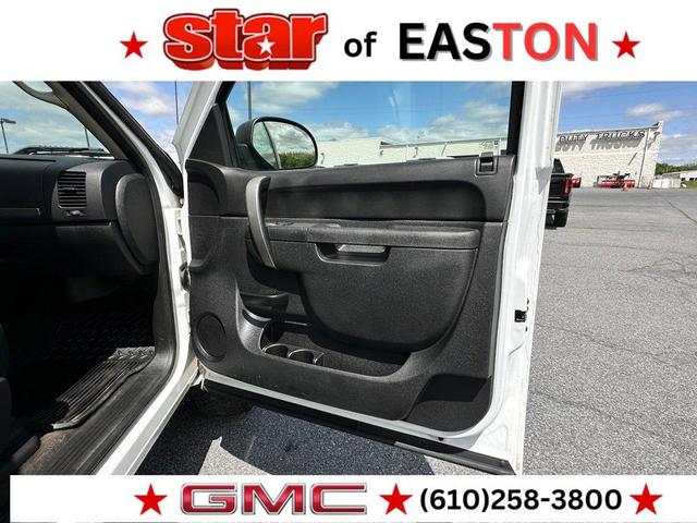 Photo of 2013 White GMC Sierra 2500