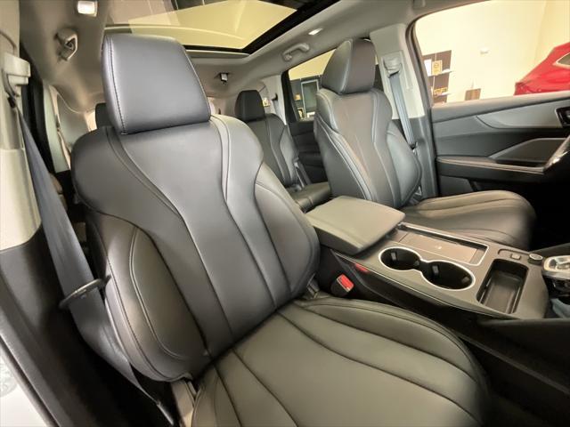 Photo of 2025 Platinum White Pearl Acura MDX