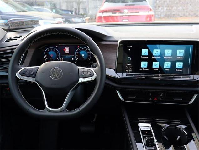Photo of 2025 Opal White Pearl Volkswagen Atlas