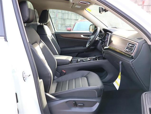 Photo of 2025 Opal White Pearl Volkswagen Atlas