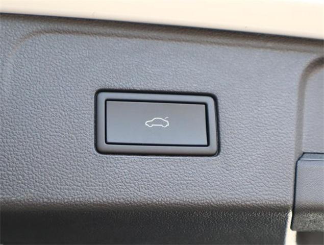 Photo of 2025 Opal White Pearl Volkswagen Atlas