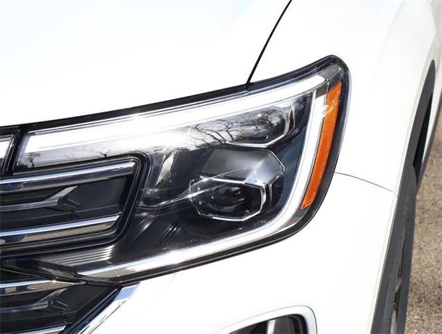 Photo of 2025 Opal White Pearl Volkswagen Atlas