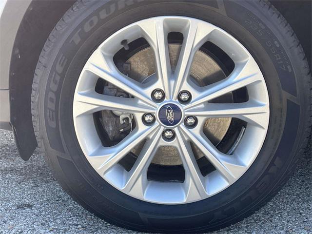 Photo of 2017 White Ford Escape