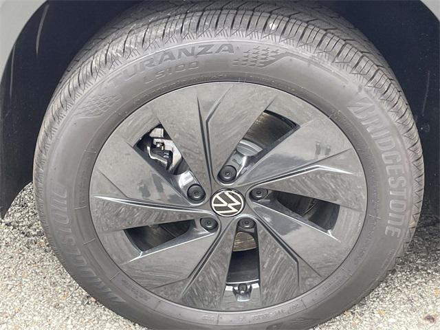 Photo of 2025 Pyrite Silver Metallic Volkswagen Taos