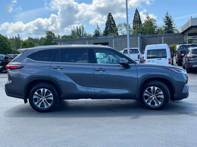 Photo of 2022 Gray Toyota Highlander