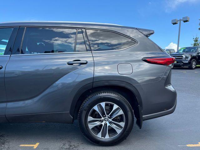 Photo of 2022 Gray Toyota Highlander