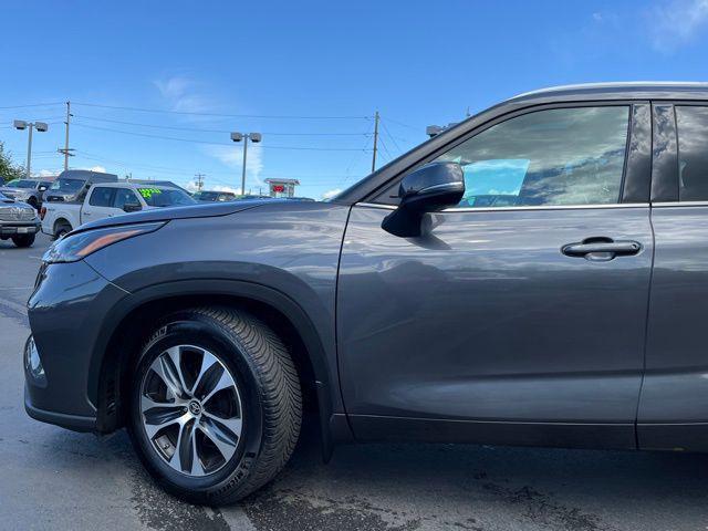 Photo of 2022 Gray Toyota Highlander