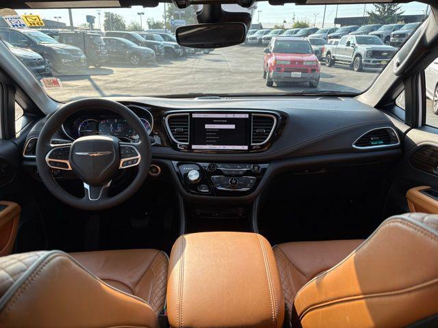 Photo of 2023 Bright White Clearcoat Chrysler Pacifica