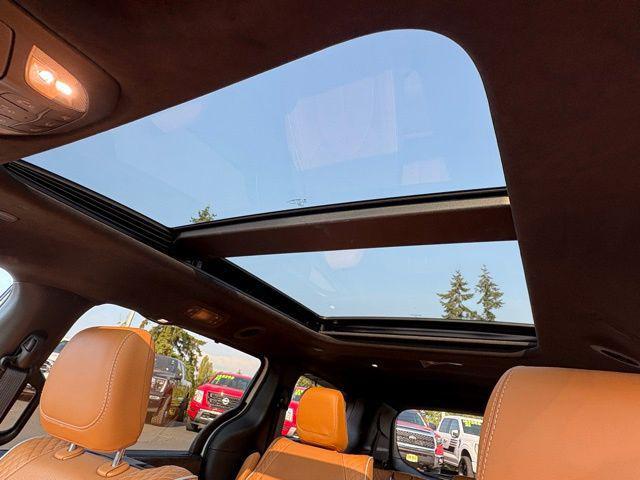 Photo of 2023 Bright White Clearcoat Chrysler Pacifica