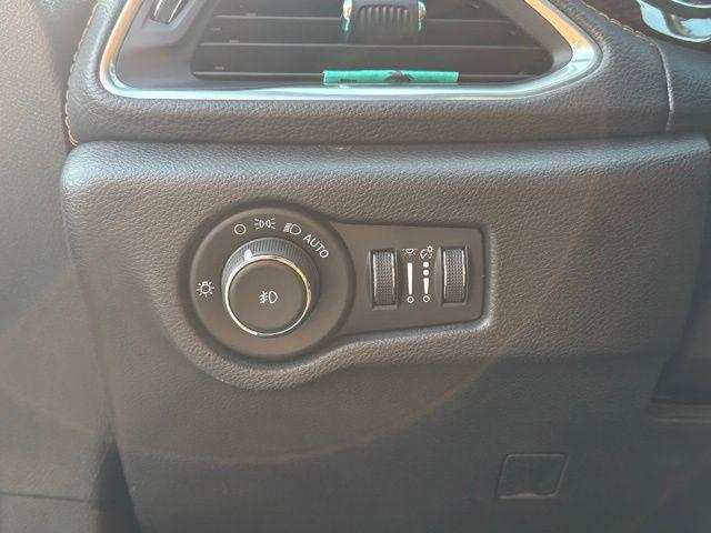 Photo of 2023 Bright White Clearcoat Chrysler Pacifica