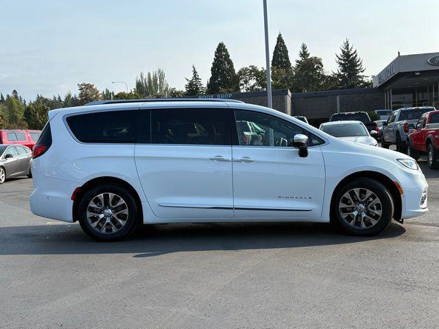 Photo of 2023 Bright White Clearcoat Chrysler Pacifica
