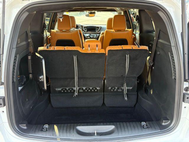 Photo of 2023 Bright White Clearcoat Chrysler Pacifica